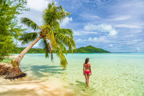 Bora Bora 'da tatillerde Tahiti cennet motu plajı Bora Bora' da yürüyen lüks seyahat kadını. Mutlu kız Tahiti 'de Bikini, Fransız Polinezyası — Stok fotoğraf
