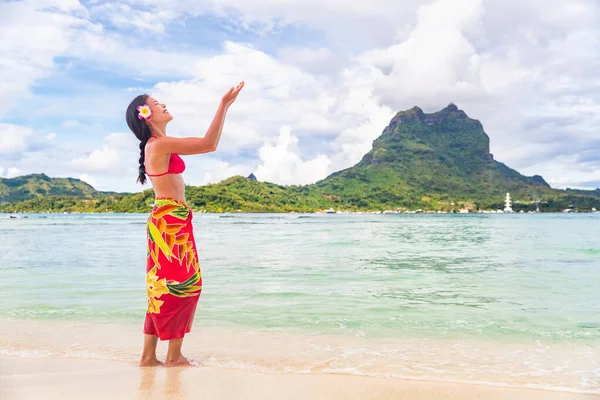 Polynesian hula dancer woman dancing on Bora Bora beach Hawaii traditional dance for luau party. Happy Asian tourist learning to dance in front of Mt Otemanu, Tahiti, French Polynesia — Stock Photo, Image