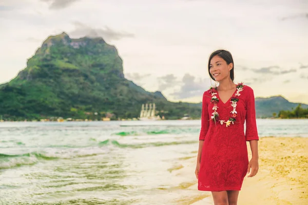 Bora Bora vacanza di lusso bella donna turistica asiatica sulla nave da crociera Tahiti Polinesia francese avventura di viaggio. Ragazza sorridente indossare lei fiore collana sul tramonto spiaggia a piedi — Foto Stock
