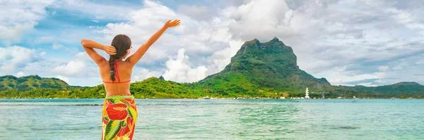 Glückliche Touristin aus Tahiti, die einen Urlaub in Freiheit im Paradies genießt. Hula-Tänzer aus Französisch-Polynesien tanzen am Strand von Bora Bora vor dem Berg Otemanu, Tahiti, Französisch-Polynesien. Banner panorama — Stockfoto