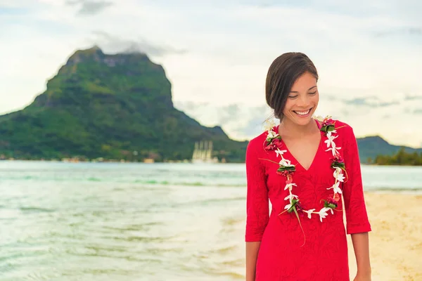 Bora Bora luxusní dovolená krásná asijské turistické ženy na Tahiti Francouzské Polynésie výletní loď cestování dobrodružství. Dívka s úsměvem na sobě lei květinový náhrdelník na západ slunce pláž chůze — Stock fotografie