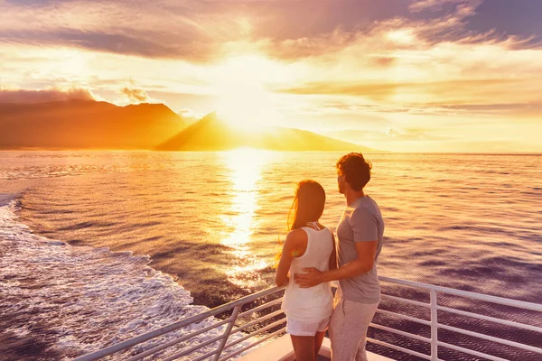 Crucero de viaje pareja en crucero al atardecer en Hawai vacaciones. Dos turistas amantes en viaje de luna de miel disfrutando de vacaciones de verano — Foto de Stock