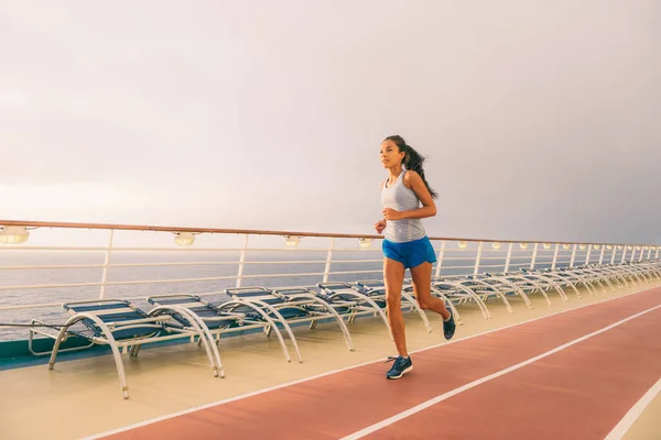 Kreuzfahrtschiffe Fitness-Workout laufen Menschen Lebensstil. Frau turnt im Karibik-Urlaub auf Laufbahn. — Stockfoto