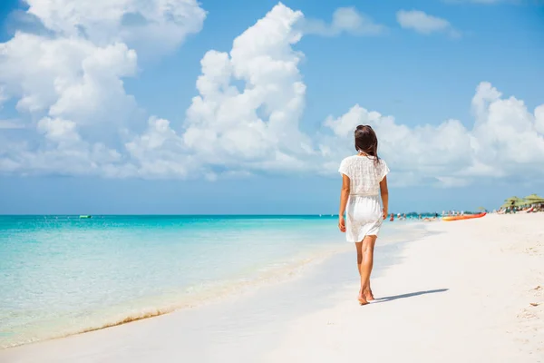 Karibik Strand Luxus Urlaub Sommer Urlaub Frau Wandern auf perfektem weißen Sand Touristenziel. — Stockfoto