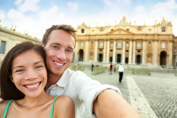 Casal feliz contra St. Peters Basílica Igreja — Fotografia de Stock