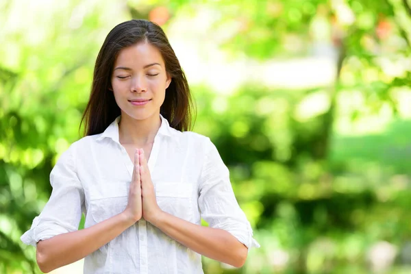 Mujer hermosa meditando en el parque — Foto de Stock