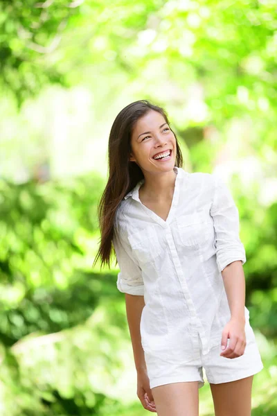 Femme gaie marchant dans le parc — Photo