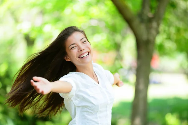 Femme gaie jouissant dans le parc — Photo