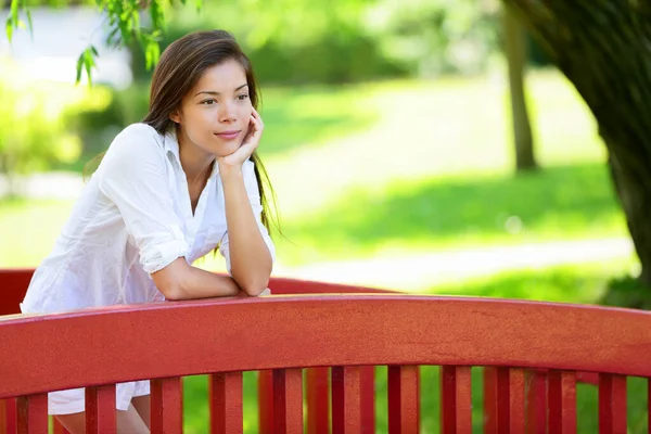 Bedachtzame jonge vrouw Pensive At Park — Stockfoto