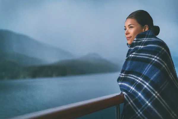 Vrouw toeristische passagier op Alaska cruise vakantie — Stockfoto