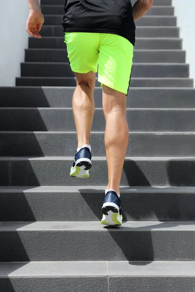 Löpare man idrottsman springer uppför trappan på hiit högintensiva intervall träning stad springa. Jogging joggare klättring trappan sprintar med fart. Aktiv livsstil i städerna. Närbild av ben och skor. — Stockfoto