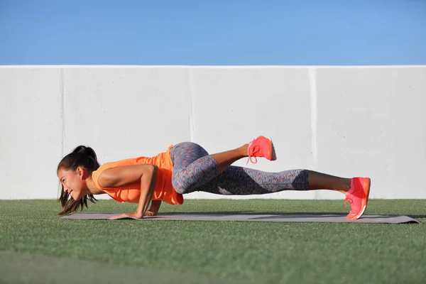 Joga fitness dziewczyna trening triceps robi zaawansowane push-up chaturanga z boku nogi chrupiące Spiderman pozę. Ćwiczenia push up wariacji treningu Azjatka na macie do ćwiczeń na świeżym powietrzu. Szczęśliwa osoba aktywna. — Zdjęcie stockowe