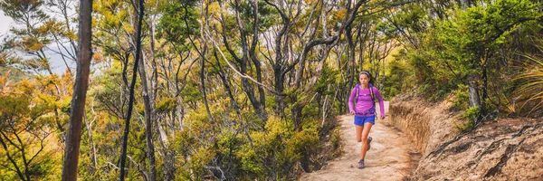 超级跑道比赛女运动员长跑马拉松穿过新西兰的森林和山区，横幅全景. — 图库照片