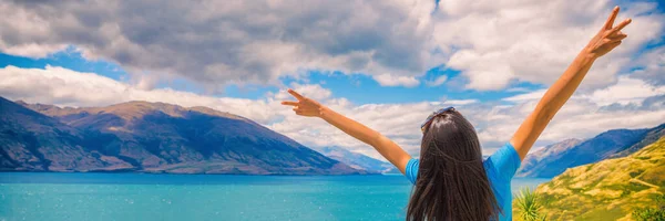 Viagem aventura diversão turista menina wanderlust estilo de vida banner panorama. Nova Zelândia férias verão turismo destino mulher feliz com braços para cima fazendo sinal de paz . — Fotografia de Stock