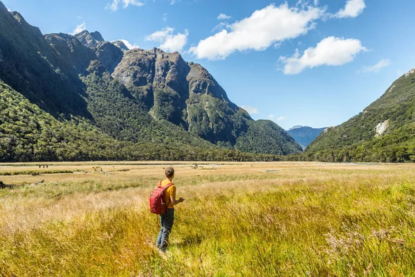 Randonneur de tramping néo-zélandais marchant sur la piste de Routeburn, parc national de Fiordland à Te Anau. Destination de voyage pour la randonnée. — Photo