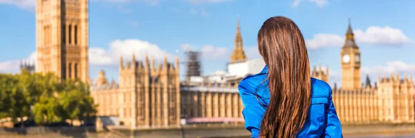 Londres Europa cidade viagem mulher bandeira panorâmica olhando para o parlamento de Westminster, famoso marco atração turística. Estilo de vida de turistas de outono. Panorama paisagístico — Fotografia de Stock