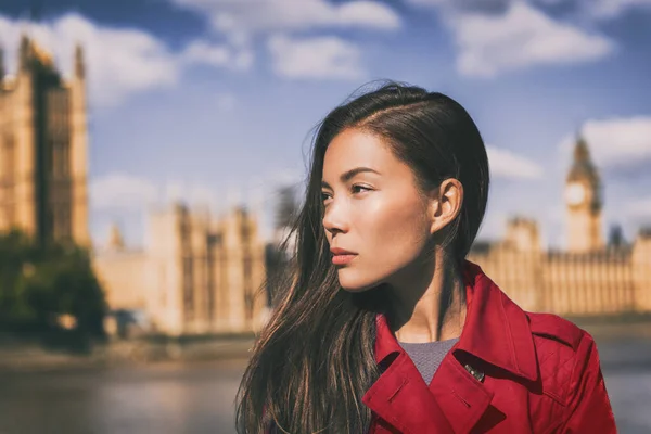 Ασιατική μόδα ομορφιάς στο Λονδίνο, Westminster, Big Ben στο παρασκήνιο. Μόδα μοντέλο που φοράει κόκκινο κραγιόν μακιγιάζ με σοβαρό πρόσωπο. Φθινοπωρινό ταξίδι — Φωτογραφία Αρχείου