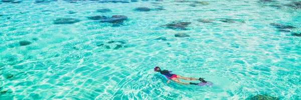 Vacaciones turista snorkel mujer nadando snorkel en el paraíso panorámica bandera de agua clara. Nadar chica snorkeler en aguas cristalinas y arrecifes de coral. Fondo marino turquesa —  Fotos de Stock