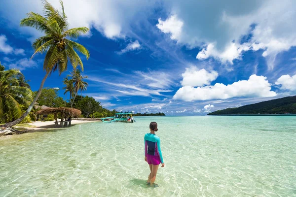 Praia mulher turista de férias nadando na ilha da Polinésia Francesa em excursão de cruzeiro em Huahine paraíso motu. Tahiti férias de viagem. Menina vestindo guarda-roupa de proteção solar para cuidados com a pele solar — Fotografia de Stock