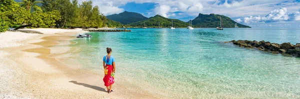 Huahine Adası 'ndaki Fransız Polinezya plajındaki gezgin kadın. Tatil gezisi Tahiti Tatil Gezisi. Polinezyalı sarong etek giyen kız panorama mahsulü — Stok fotoğraf