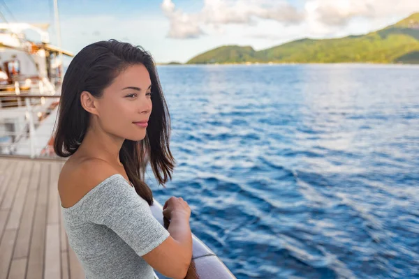 Cruiseschip luxe vakantie reizen vrouw boot passagier kijken naar zonsondergang vanaf het dek. mooi aziatisch meisje toerist ontspannen buiten genieten uitzicht — Stockfoto