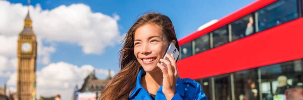 Londen toeristische Aziatische vrouw praten op telefoon banner. Stedelijke zakenvrouw belt mobiele telefoon, rode bus en Big Ben, stedelijke achtergrond van het parlement. Europa bestemming, Engeland, Groot-Brittannië — Stockfoto