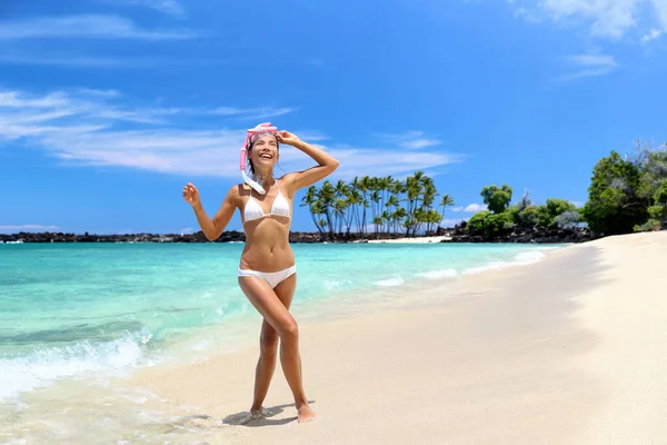 Plaj tatilcisi kadın okyanusta yüzmekten hoşlanıyor. — Stok fotoğraf