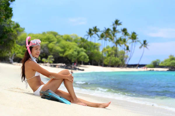 Praia de férias snorkel mulher com máscara e barbatanas — Fotografia de Stock