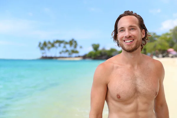 Hombre joven guapo en vacaciones de verano en la playa — Foto de Stock