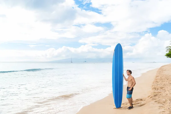 Surf lifestyle jovem surfista relaxante na praia — Fotografia de Stock