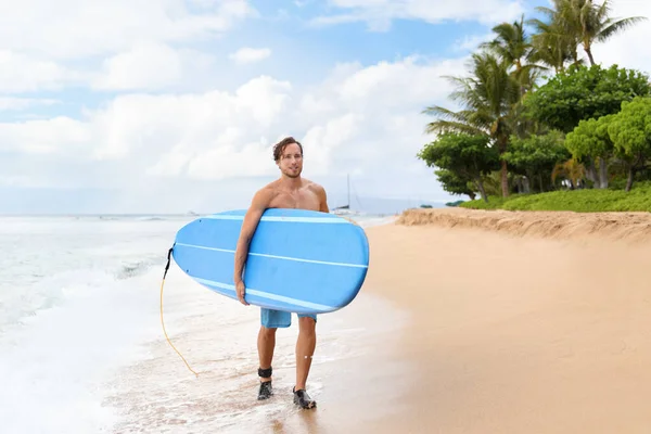 Surfeur homme surf sur maui plage hawaii usa — Photo