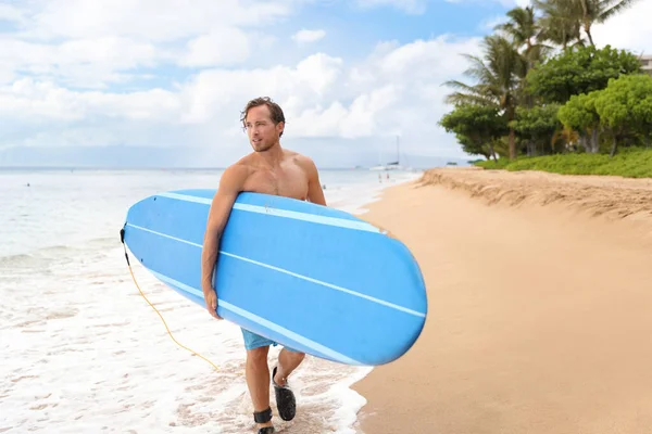 Surfer man going longboard surfing on maui beach — Stock Photo, Image