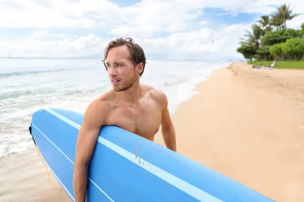 Hawaii 'ye sörf yapmaya giden sörfçü adam. — Stok fotoğraf