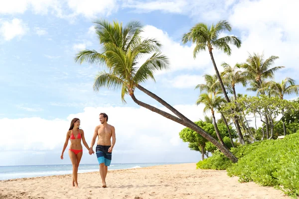 Hawaii tatil çifti Maui sahilinde yürüyor — Stok fotoğraf