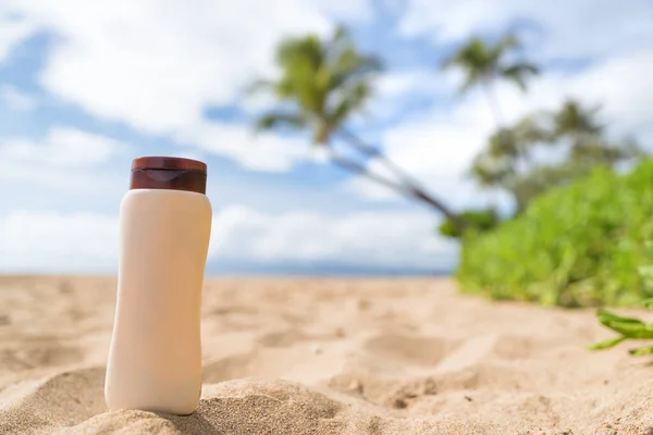 Sunscreen sun lotion bottle on beach vacation — Stock Photo, Image