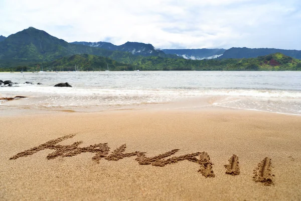 Hawaii-Wort auf Sand am hawaiianischen Strand geschrieben — Stockfoto