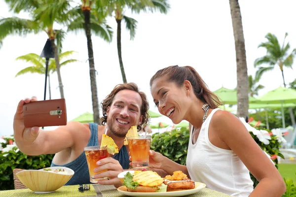 Vacation couple taking phone selfie at restaurant — Stock Photo, Image