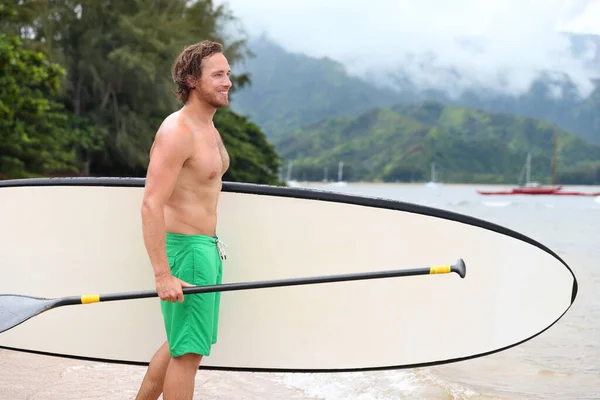 Levante-se paddle board praia homem fazendo paddleboard — Fotografia de Stock