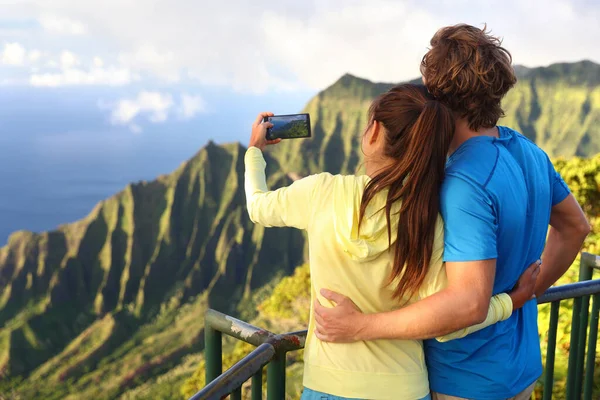 Hawaii 'de tatil yaparken fotoğraf çeken bir çift. — Stok fotoğraf