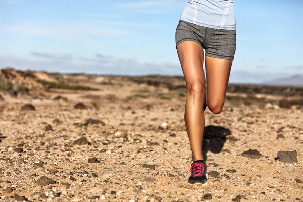 Zomer trail hardlopen atleet vrouw runner benen — Stockfoto