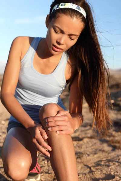 Genou douleur courir jambe blessure athlète coureur femme — Photo