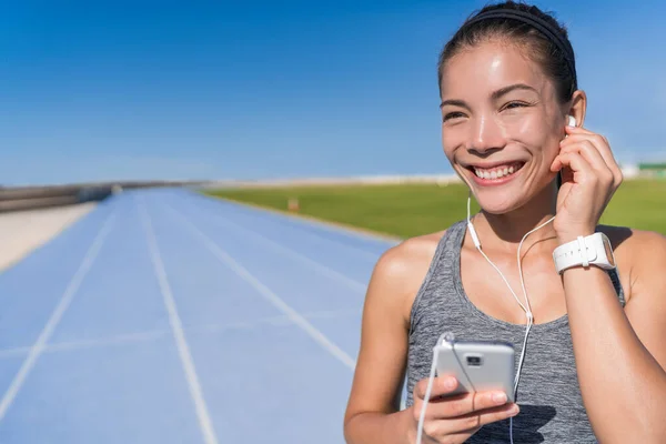 Asian runner listening to running motivation music — Stock Photo, Image