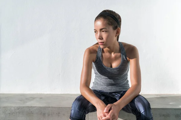 Asiático fitness runner mulher pensando durante o treino — Fotografia de Stock