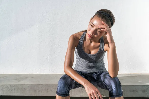 疲れフィットネスランニング女性発汗疲れ — ストック写真