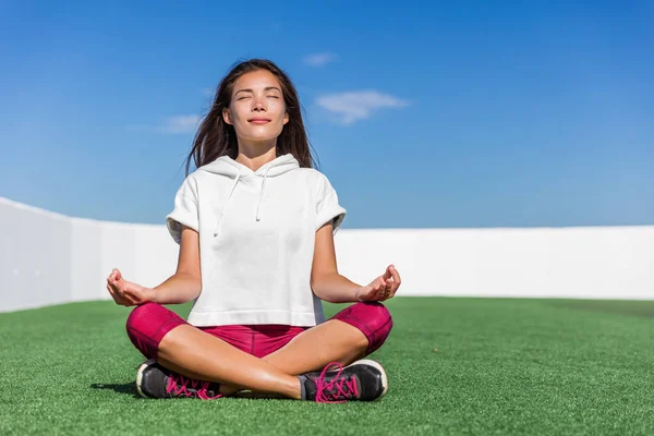 Yoga fitness femme faisant méditation d'été en plein air — Photo