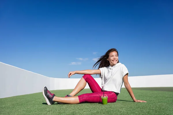 Счастливая зеленая смузи фитнес спортсменка — стоковое фото