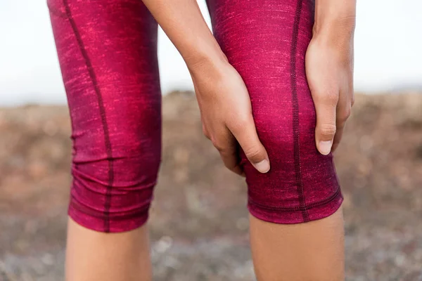 Knee pain running leg injury athlete runner woman — Stock Photo, Image