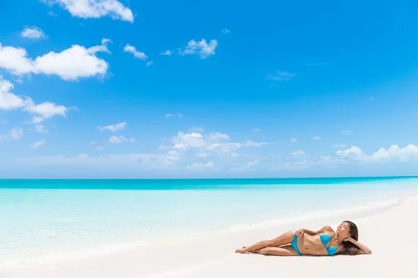 Playa vacaciones complejo de lujo suntan mujer relajante — Foto de Stock