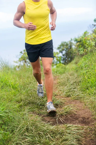 Фітнес бігун біжить у взутті на відкритому повітрі — стокове фото