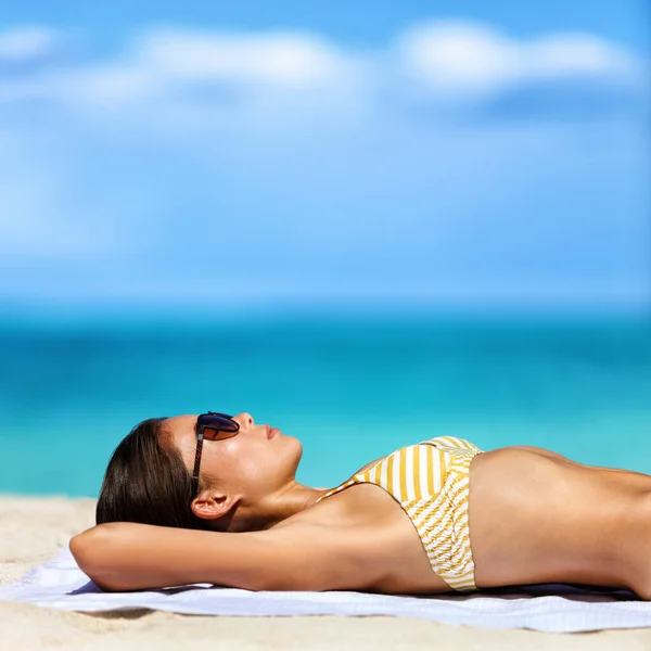 Mujer de vacaciones de playa en bikini con gafas de sol — Foto de Stock